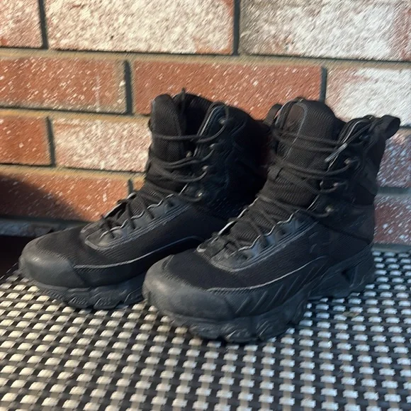 Black Under Armour lightweight Boots - Picture 2 of 6